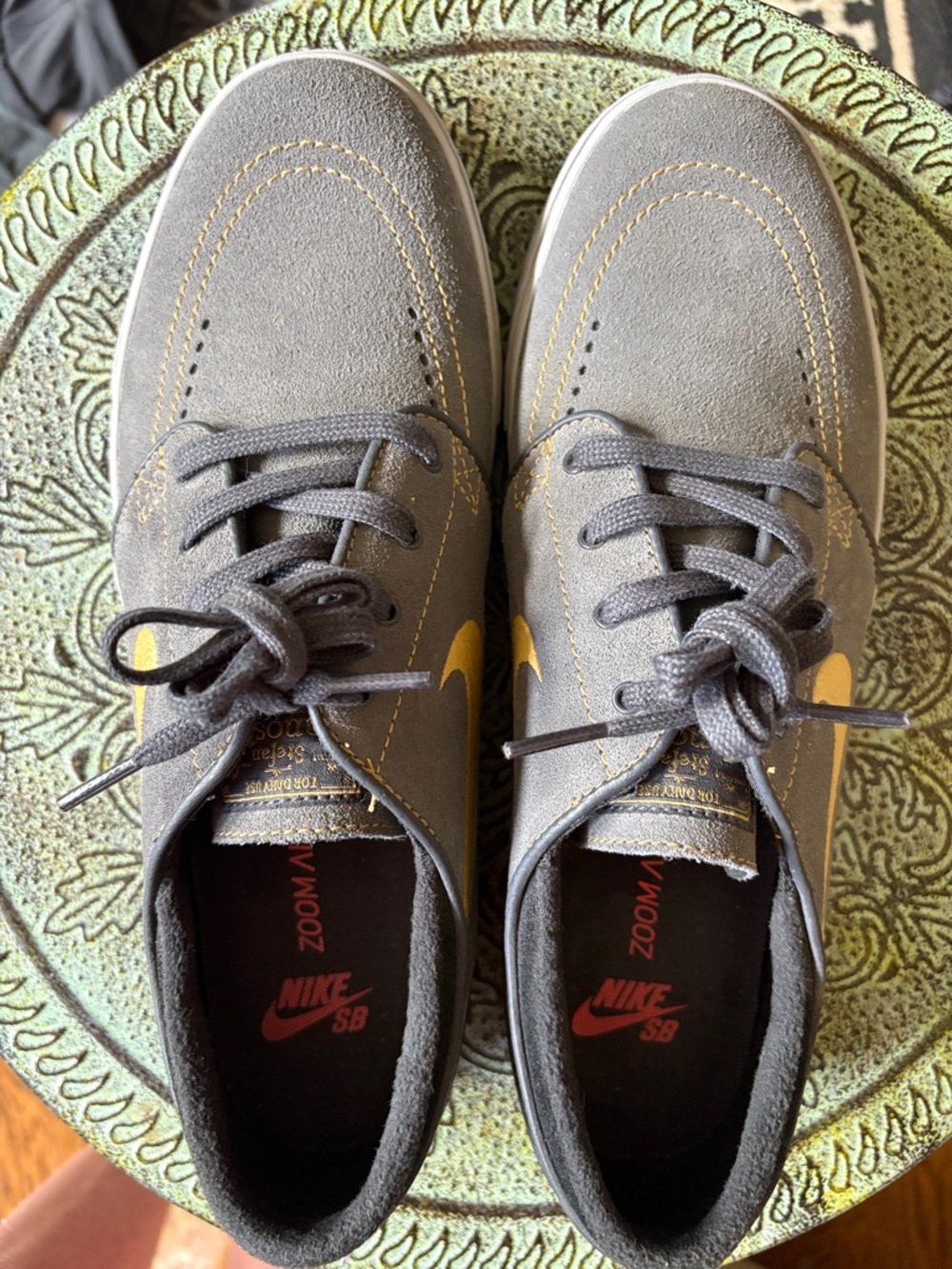 NWT Nike SB Zoom Air Gray Suede Sneakers with Yellow Swoosh Sz 10 men’s